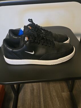 Nike Black Low-Top Sneakers with White Swoosh Men's Size 11**